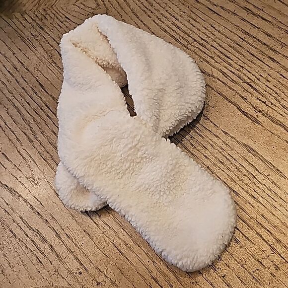 White fuzzy scarf toddler girl - Picture 2 of 4
